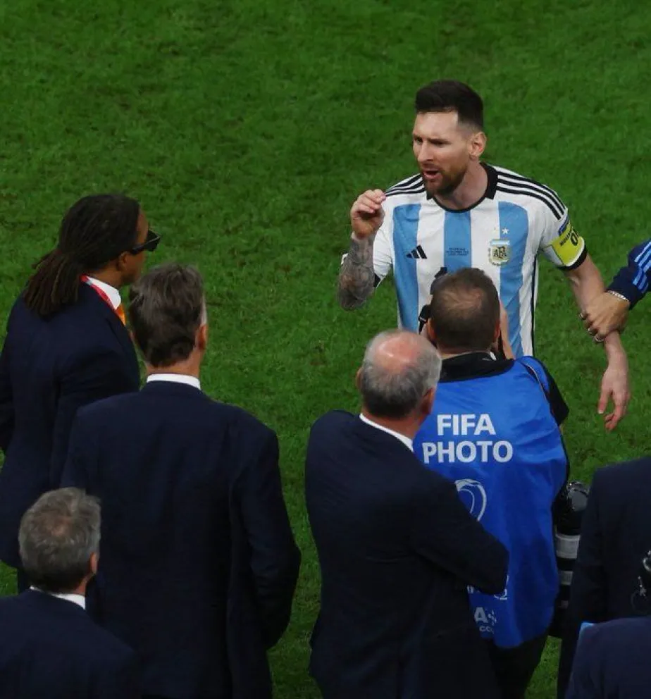 Messi fue a buscar y enfrentó a Van Gaal y Davids luego del pase a semifinales