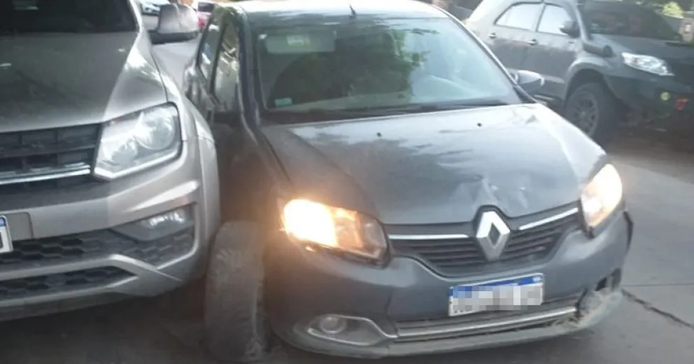 Chocó contra varios autos estacionados, dejó el suyo tirado y se fue: están esperando que aparezca