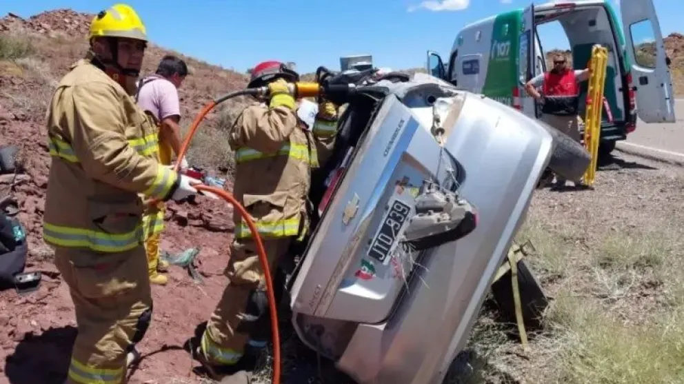 Barilochenses que viajaban para ver a “La Beriso” volcaron y una mujer quedó atrapada dentro del auto