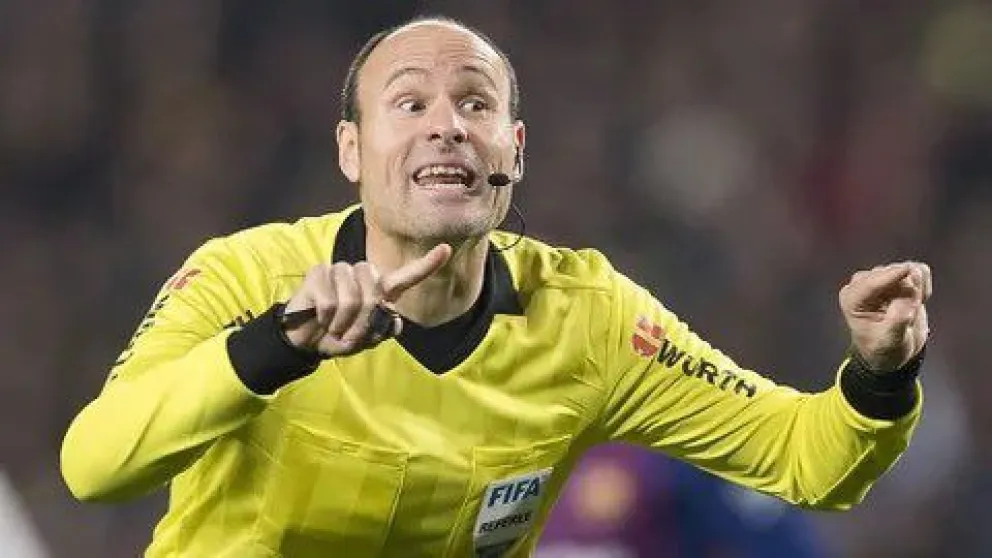 La FIFA borró a Mateu Lahoz del Mundial y lo mandó de regreso a España luego de su pésimo arbitraje