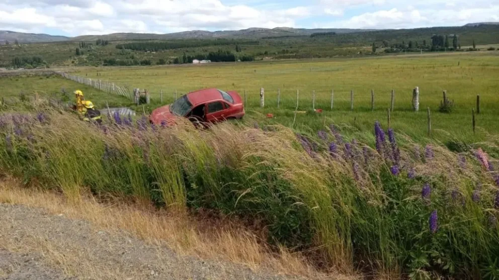 Una conductora en estado de ebriedad perdió el control del vehículo y volcó