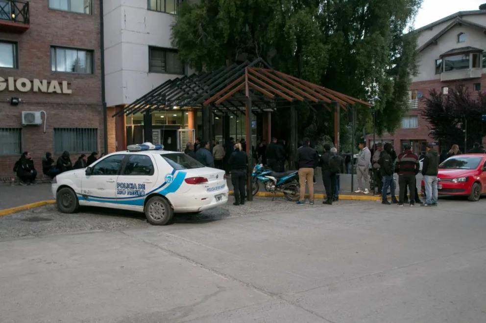 Pedido de justicia por parte de la familia y personal policial ante la muerte de Leo Álvarez