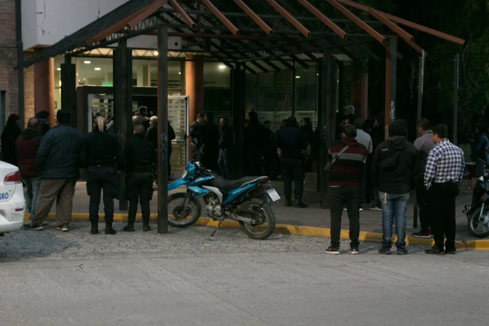 Familiares y amigos del policía golpeado preocupados por rumores sobre su salud 