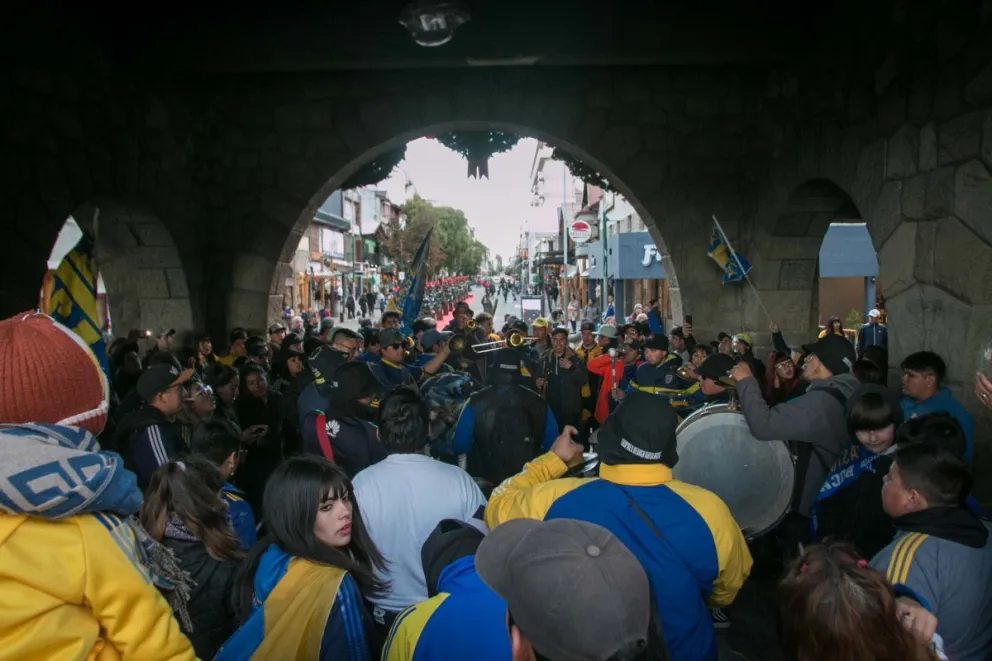 “Xeneizes” de Bariloche salieron a festejar su día por las calles de la ciudad