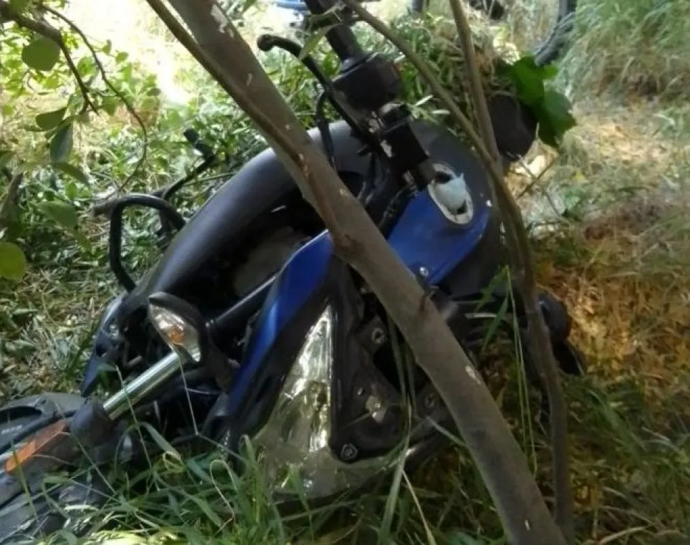 Encontraron una moto oculta en un baldío