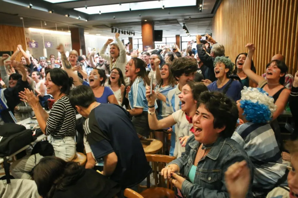 Sin pantalla gigante en el Cívico, así se vive el triunfo parcial de Argentina en el centro de Bariloche