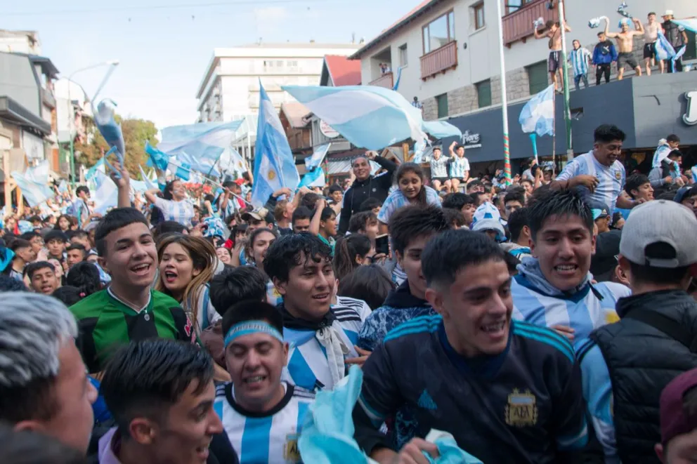 Egresados chilenos agitaron una bandera durante los festejos de Argentina y hubo disturbios