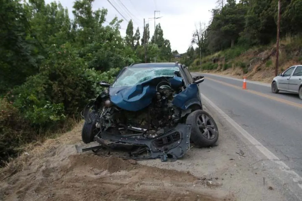 Chocó contra un poste en Pioneros y su acompañante quedó inconsciente