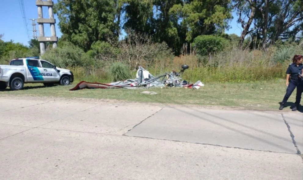 Horror: un hombre de 69 años volaba en parapente, se enredó en cables y murió electrocutado