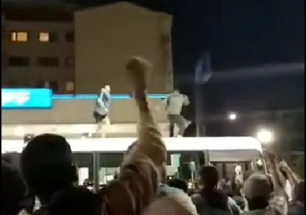 Insólito festejo en Bariloche: ¡Se subieron al techo de un micro de Mi Bus!