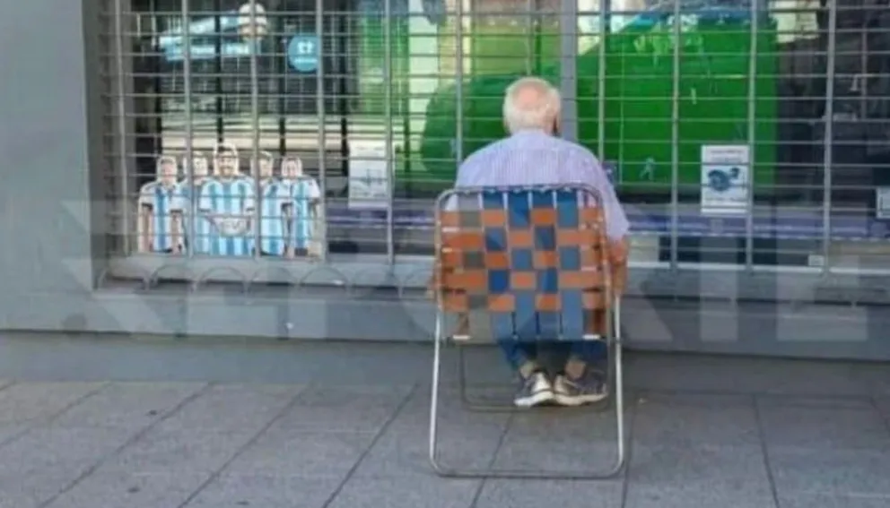 Miró el partido de la Selección sentado frente a una vidriera: “Quería verlo tranquilo”
