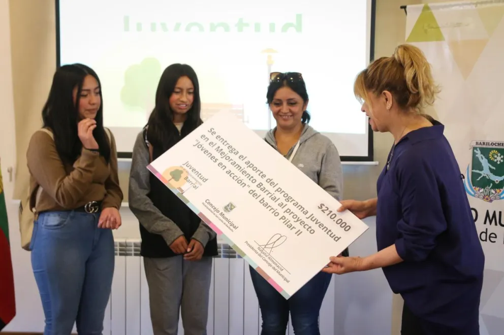 Jóvenes del Pilar II recibieron un aporte para mejorar la plaza del barrio