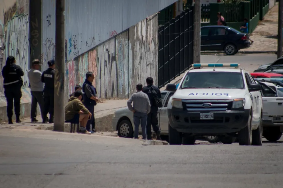 Detuvieron a uno de los delincuentes que robó elementos de un auto 