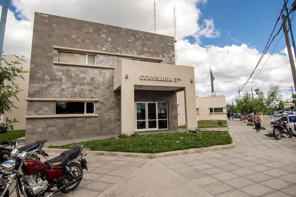 Dos efectivos policiales terminaron a las trompadas en una comisaría