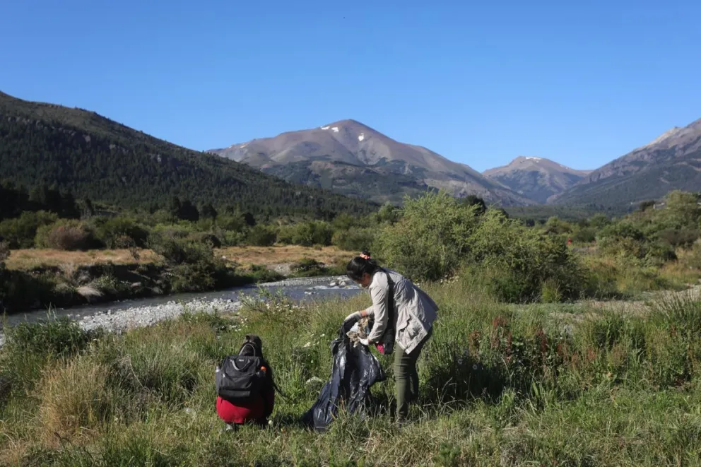 Limpieza de basura del arroyo Ñireco a cargo de Jóvenes por Bariloche y otras organizaciones