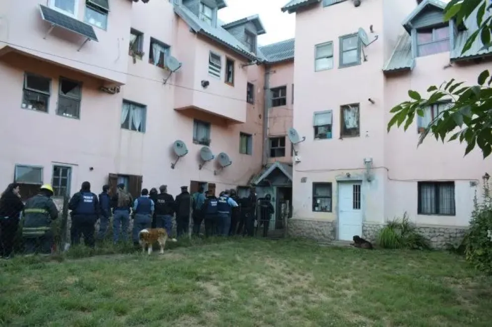 Una mujer se defendió de un desalojo arrojándole nafta a los policías 