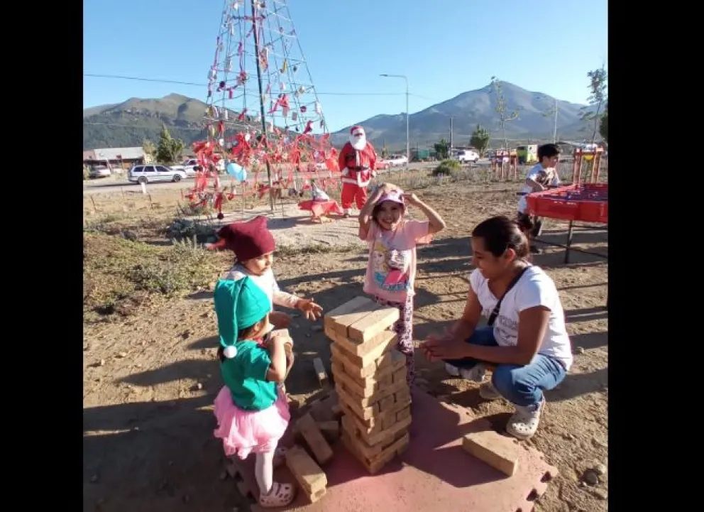 Hermosa jornada navideña en el barrio El Frutillar