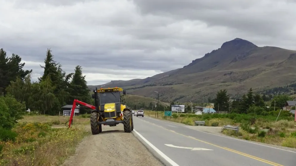 Realizan tareas de mantenimiento entre Dina Huapi y El Bolsón