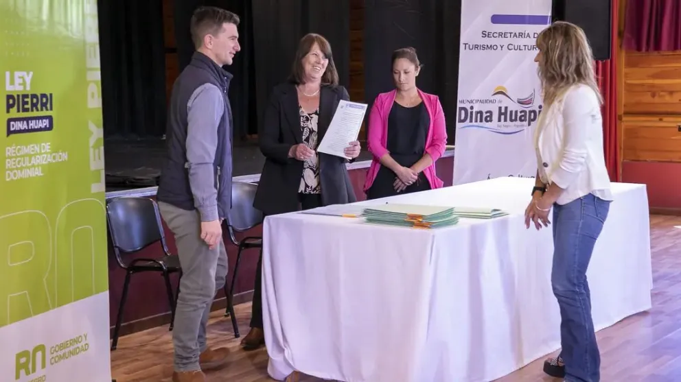 Quince familias firmaron la escritura de su vivienda