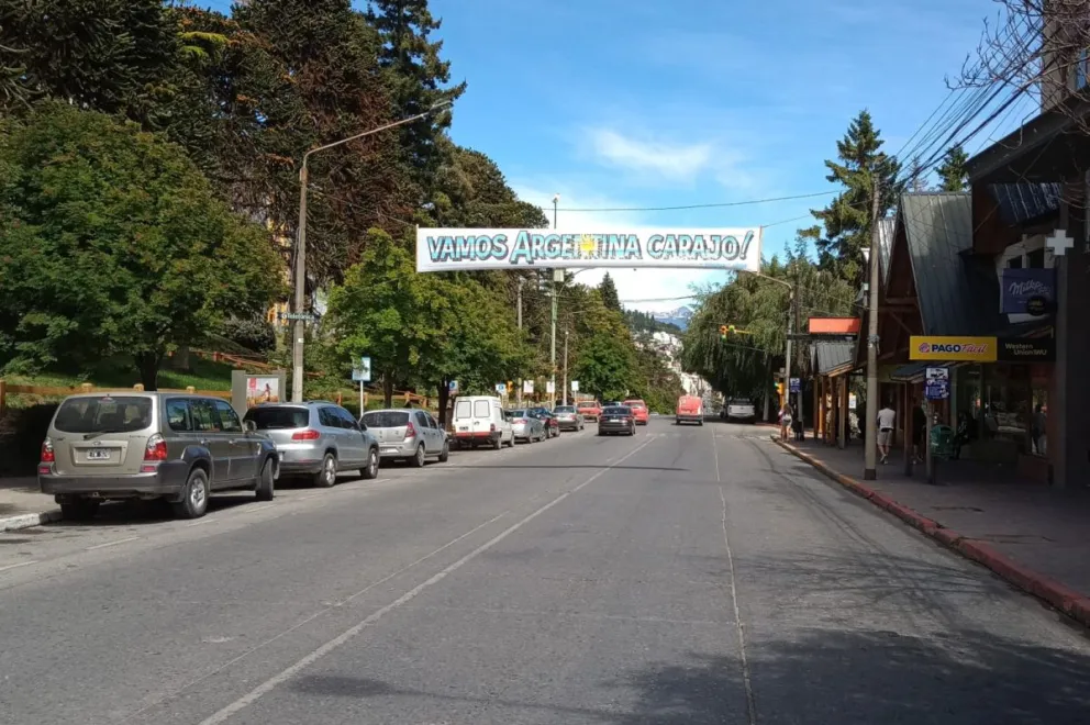 Ya se juega la gran final y en las calles de Bariloche no vuela una mosca