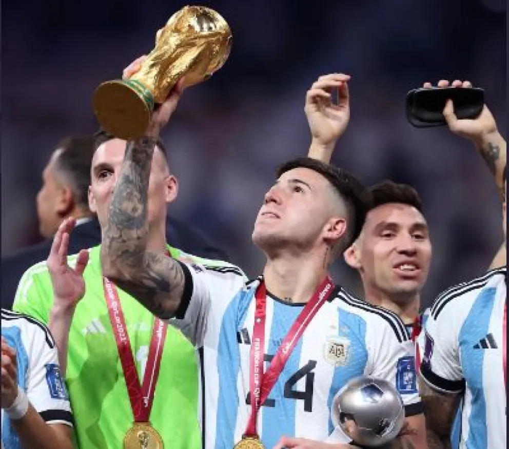 Campeón del Mundo a los 21, Enzo Fernández se llevó el premio al mejor jugador joven de la Copa del Mundo: “Dios me dio un don”