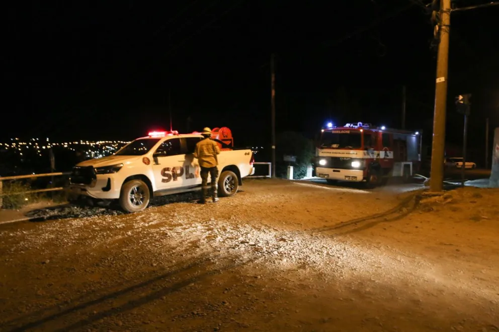 Susto por un incendio en la barda del barrio Lera