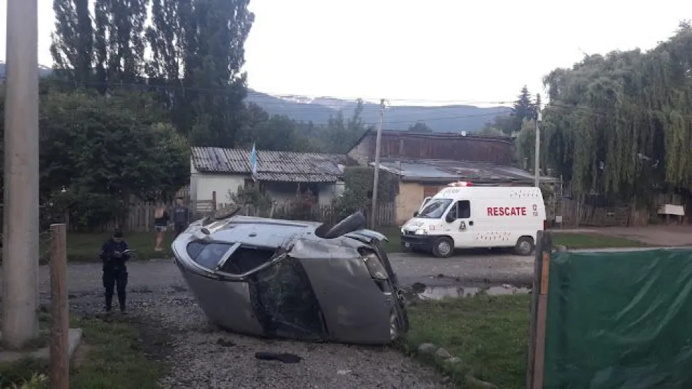 Un joven fue trasladado al hospital tras volcar en el ingreso a El Bolsón
