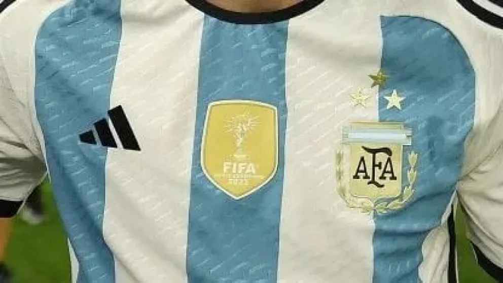 Ahora con tres estrellas: cómo quedó la nueva camiseta Argentina