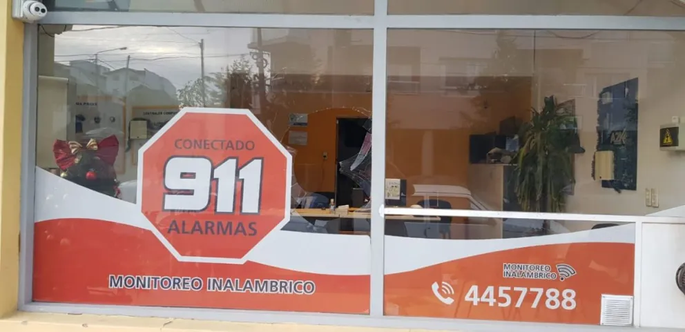Destrozaron los cristales de un local de alarmas 