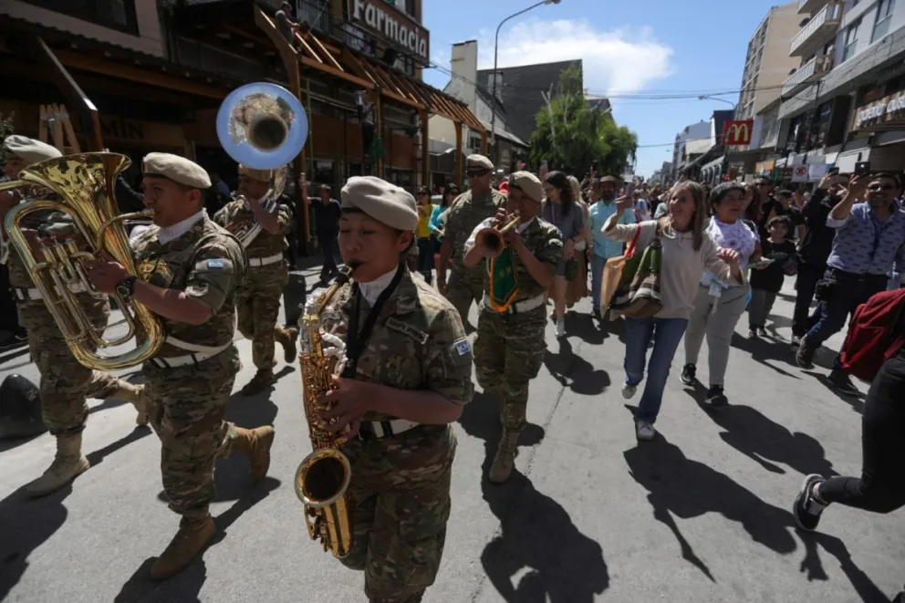 Video: La banda de la Escuela Militar de Montaña festejó la tercera estrella en calle Mitre