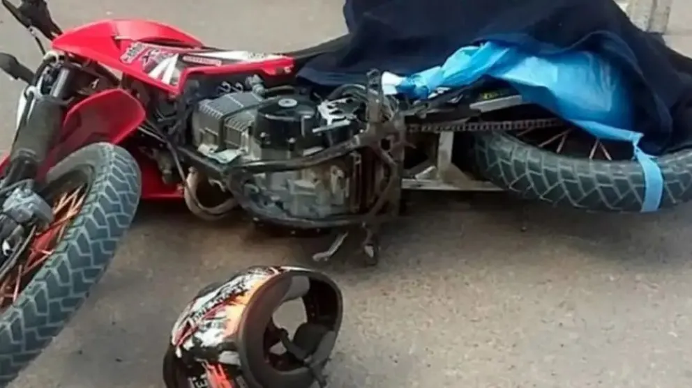 Salió a festejar con una bandera atada al cuello, se enredó en la rueda de la moto y murió ahorcado