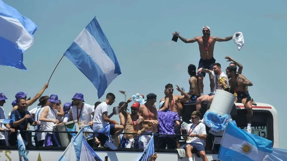 Por cielo y tierra: la Selección festejó con millones de hinchas desde el micro y helicópteros