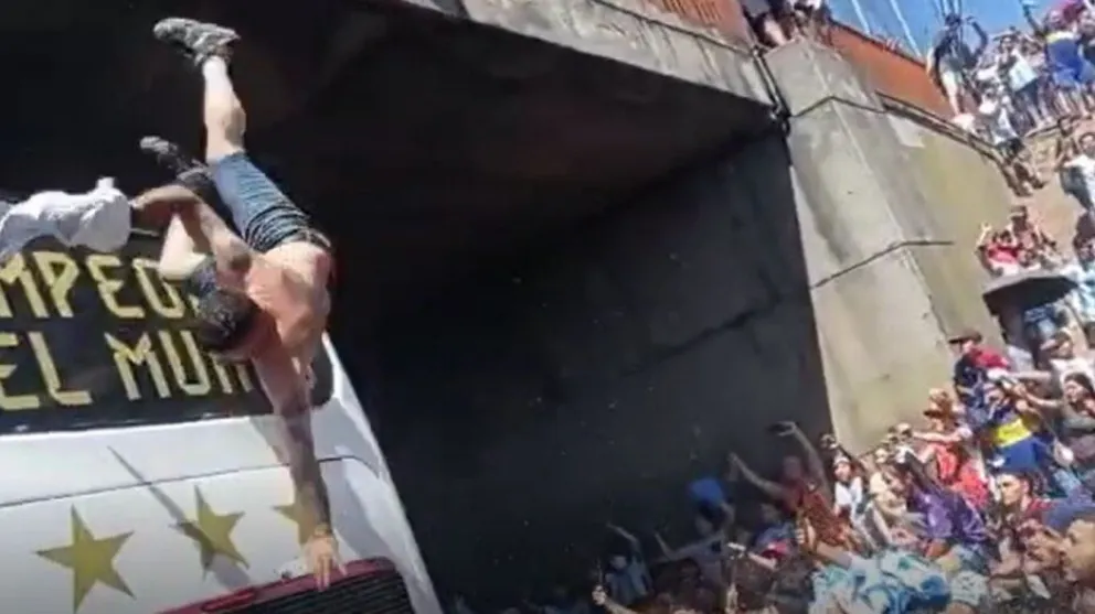 Video impactante: saltaron de un puente para subirse al micro de la Selección, pero uno de ellos cayó al vacío