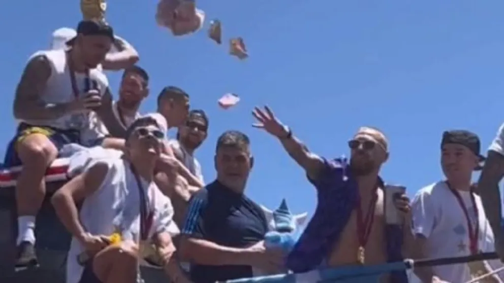 “Papu” Gómez lanzó billetes a los hinchas desde el micro de la Selección