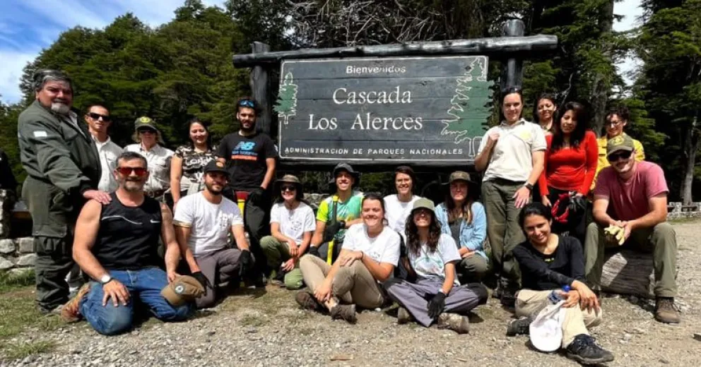Trabajo conjunto para proteger al bosque en Cascada Los Alerces 