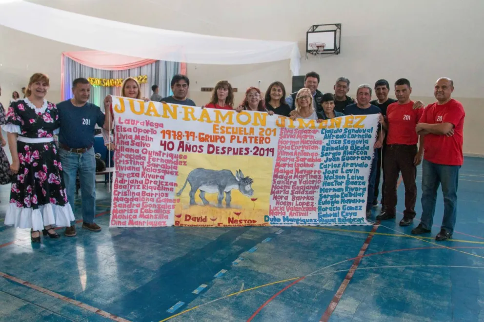 Egresados del 79 fueron parte del acto de cierre de año en la escuela 201