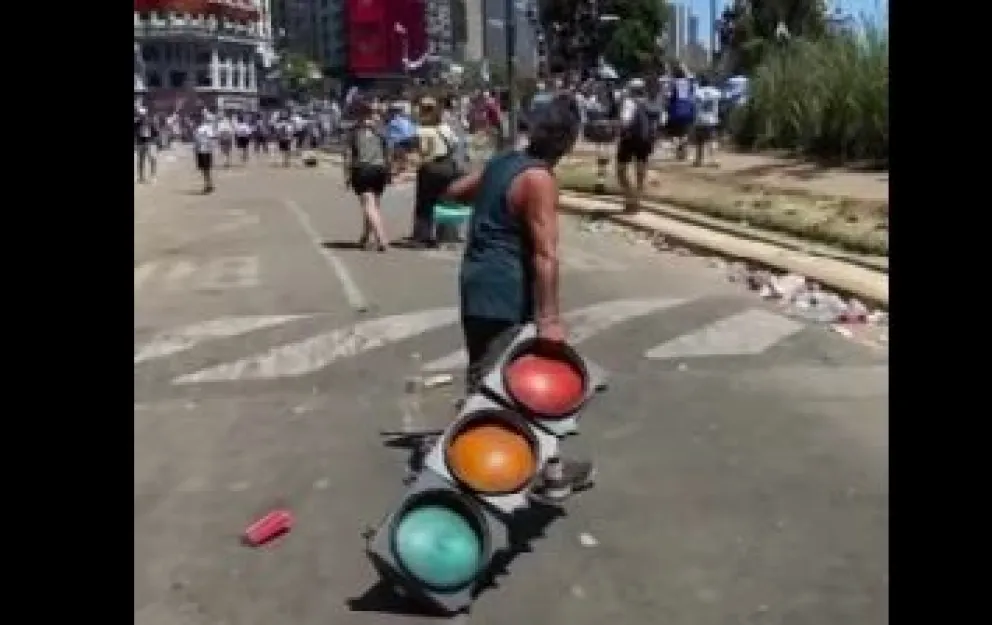 Insólito: robaron un semáforo en pleno centro porteño durante los festejos por el campeonato mundial