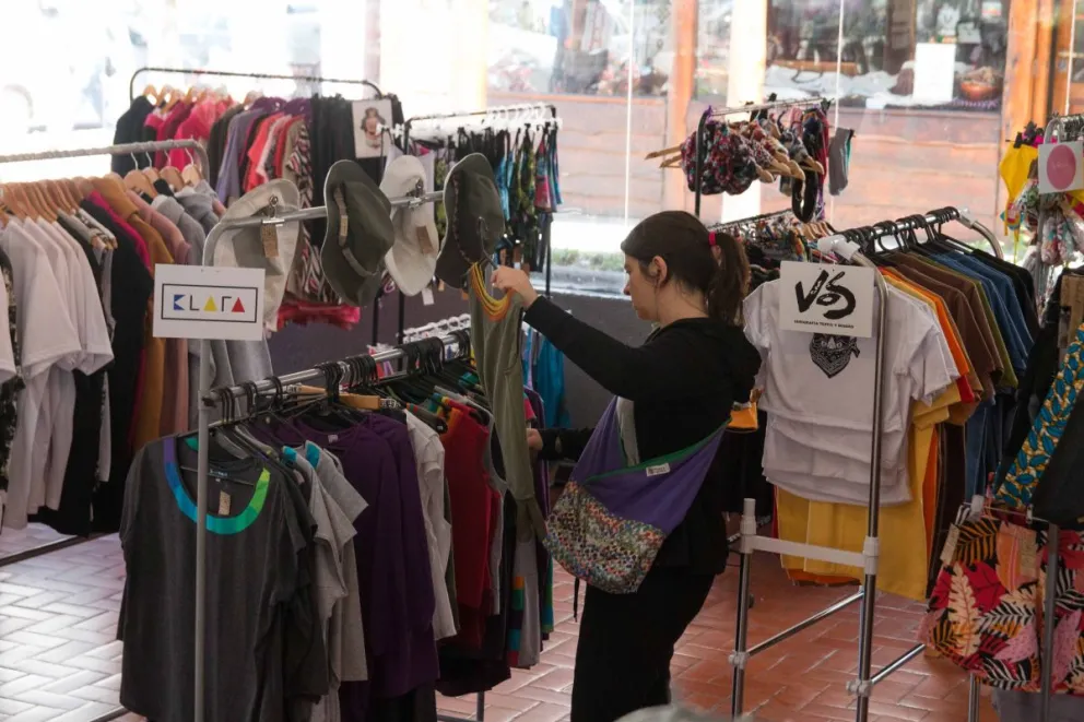 “Uniendo Tramas” ya ofrece los productos invernales de las diseñadoras de Bariloche