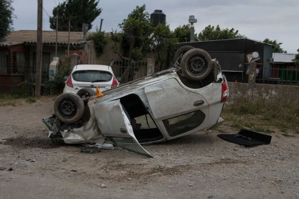El auto que volcó ayer pertenecía a una agencia de alquiler y había sido sustraído
