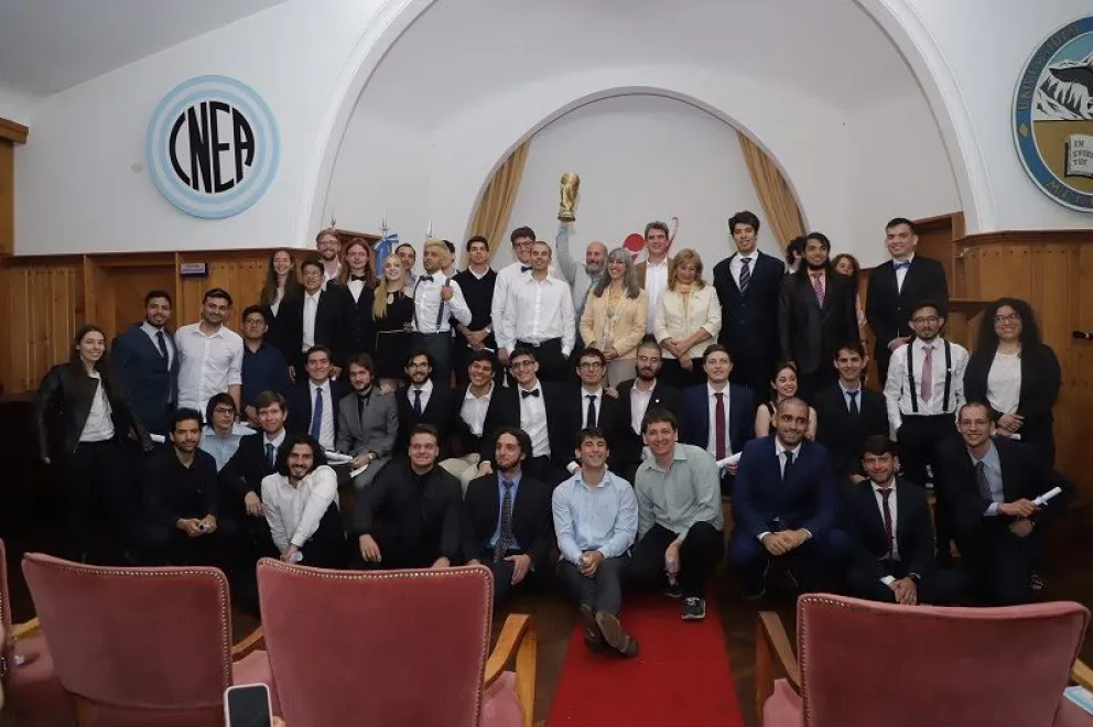 Egresaron profesionales de Física e Ingeniería en Telecomunicaciones del Balseiro