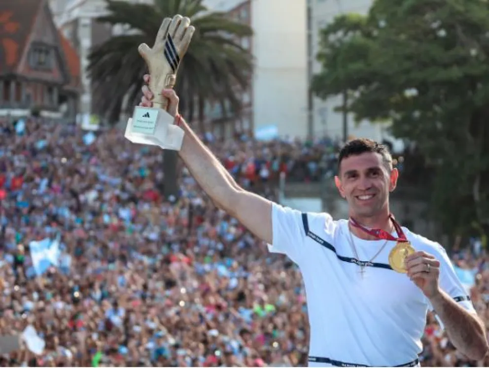 “Quiero ganar la cuarta”: Dibu Martínez fue recibido por una multitud en Mar del Plata
