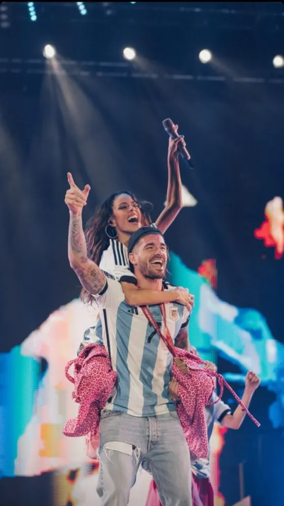 ¡Más enamorado que nunca!: Rodri De Paul apareció en un show de Tini con la Copa del Mundo