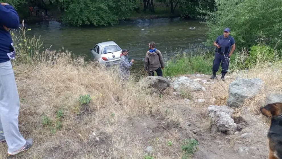 Un auto sufrió un desperfecto y terminó en el río Quemquemtreu