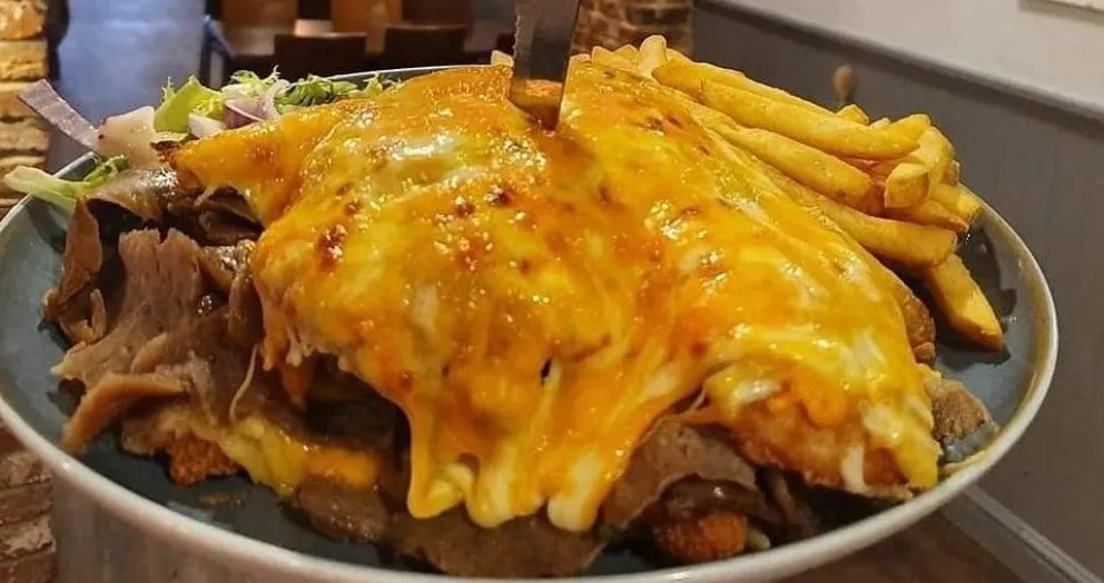 Un bar ofreció contribuir con la lápida si un comensal moría al comer su sándwich de 8.000 calorías