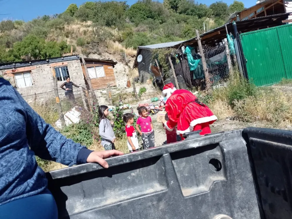 Papá Noel recorrió distintos barrios de la ciudad entregando dulces a los chicos 