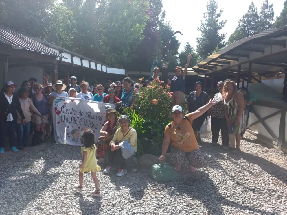 Se unieron dos centros de adultos mayores y fueron a conocer Colonia Suiza