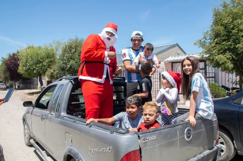 Papá Noel recorrió el Calfu Ruca para sorpresa y alegría de las familias