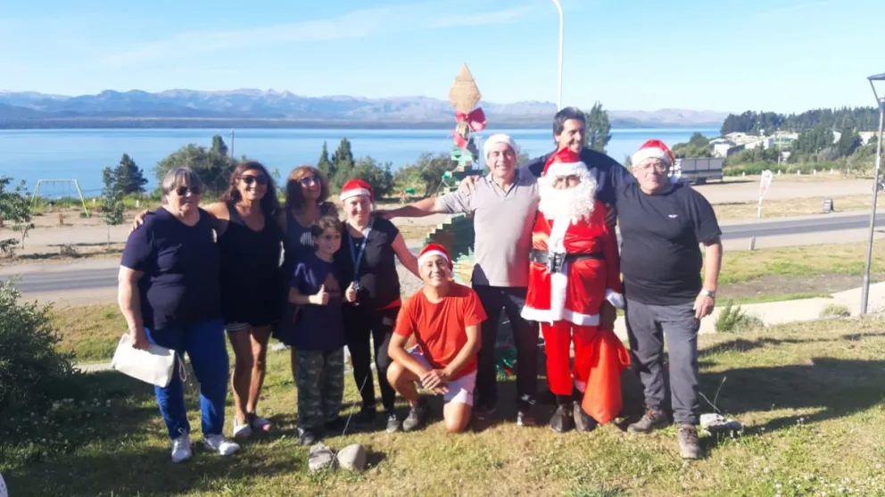 Papá Noel también recorrió los barrios del Este y entregó golosinas a los más pequeños