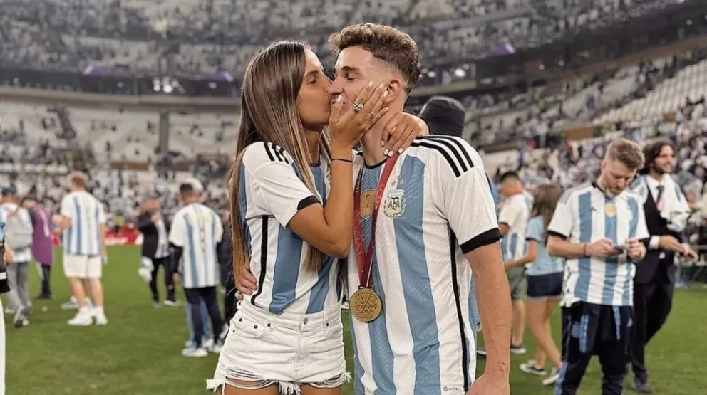 Polémica en redes por la actitud de la novia de Julián Álvarez: su gesto con unos nenes fans del jugador