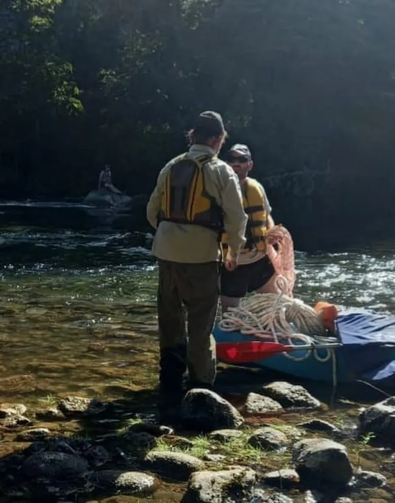  También salvaron a un pescador neuquino en el Steffen